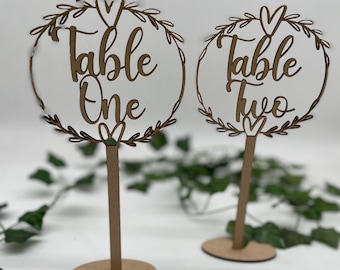 Nombres y números de mesa de madera para bodas: Letrero para centro de mesa floral