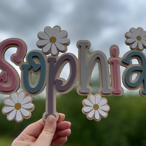 Letrero de puerta con nombre y margarita - Decoración personalizada de madera y acrílico para habitación infantil
