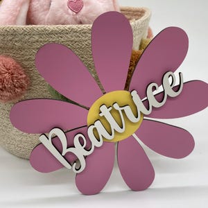 Flor de margarita de madera con nombre - Letrero de puerta infantil pintado con margaritas personalizadas y nombre