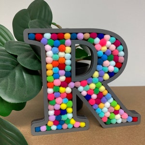 Pom Pom Letter - Letra/número de madera relleno de PomPom personalizado - 1 x letra de madera (A-Z 0-9 disponible)