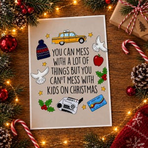 Könnte beinhalten: Eine rechteckige Grußkarte mit beigem Hintergrund und dem Text "YOU CAN MESS WITH A LOT OF THINGS BUT YOU CAN'T MESS WITH KIDS ON CHRISTMAS", umgeben von Illustrationen eines gelben Taxis, einer blauen Mütze, Tauben, einem Apfel, Stechpalmen, einer Kamera und einer Kreditkarte.