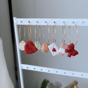 Argolas para o Dia dos Namorados | carta de amor xoxo brincos pendurados com coração vermelho, brincos de rosa xadrez, rosa roxo amor latte brincos de laço vermelho
