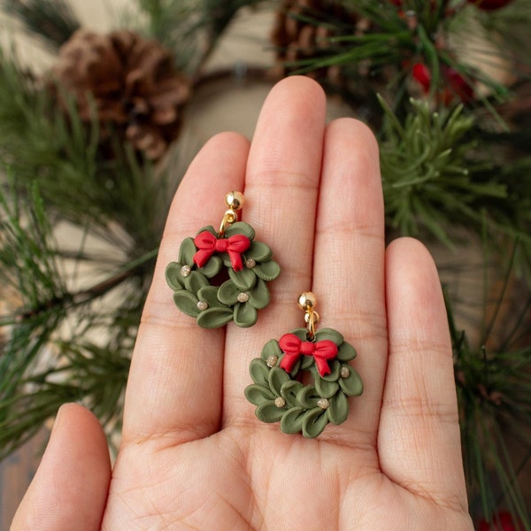Mini Kranz Ohrhänger | Feiertage Ohrringe, Weihnachtsohrringe, Weihnachtskranz, Feiertagsgrün, Polymerton- Feiertagsohrringe