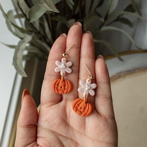 Jack-o-Lantern bloemenpompoen mini hangers | Hangoorbellen polymeerklei herfst Halloween, oorbellen van spookachtige klei