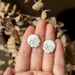 Spookachtige schedel hengsten | Polymeer Clay Stud Oorbellen, Fall Autumn Studs, Little Skull Studs, Halloween polymeerklei studs