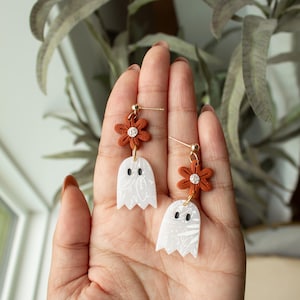 Terracotta bloemen spookhangers | Hangoorbellen polymeerklei herfst Halloween, oorbellen van spookachtige klei