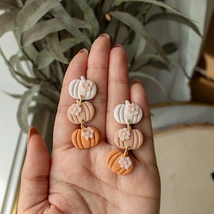 Neutraal bloemenpompoentrio | Polymeerklei herfst Halloween-hangoorbellen
