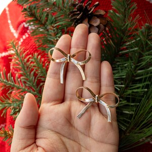 Visgraat strikoorbellen | Gouden kettingoorbellen, oversized strikoorbellen, gouden stekers, strikstekers voor de feestdagen