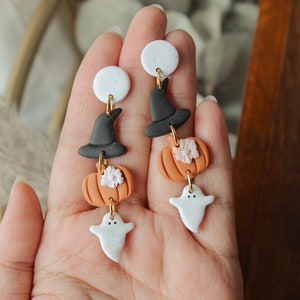 Herbst Lieblingsschmuck | Polymer Clay Hexenhut Kürbis Geist Ohrringe | Statement Ohrringe | Orange Weiß Schwarz Schimmer | Herbst-Halloween