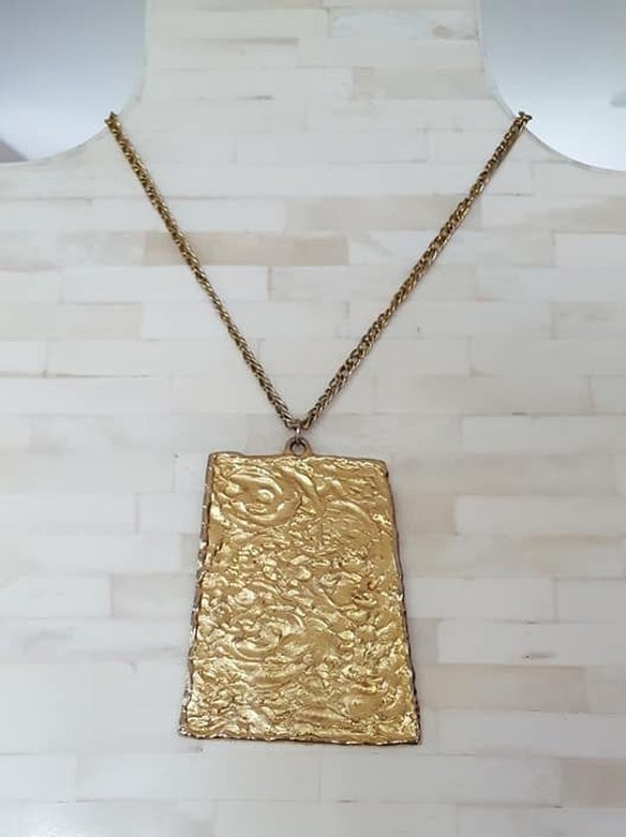 Necklace Gold Toned Chain with Large Gold Toned Pe