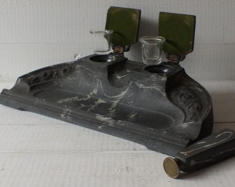 Op de afbeelding: Een zwarte marmeren inktpot met twee glazen inktpotten en twee groene glazen deksels. De inktpot heeft een decoratief ontwerp en een aparte zwarte marmeren inktfles met een messing dop.