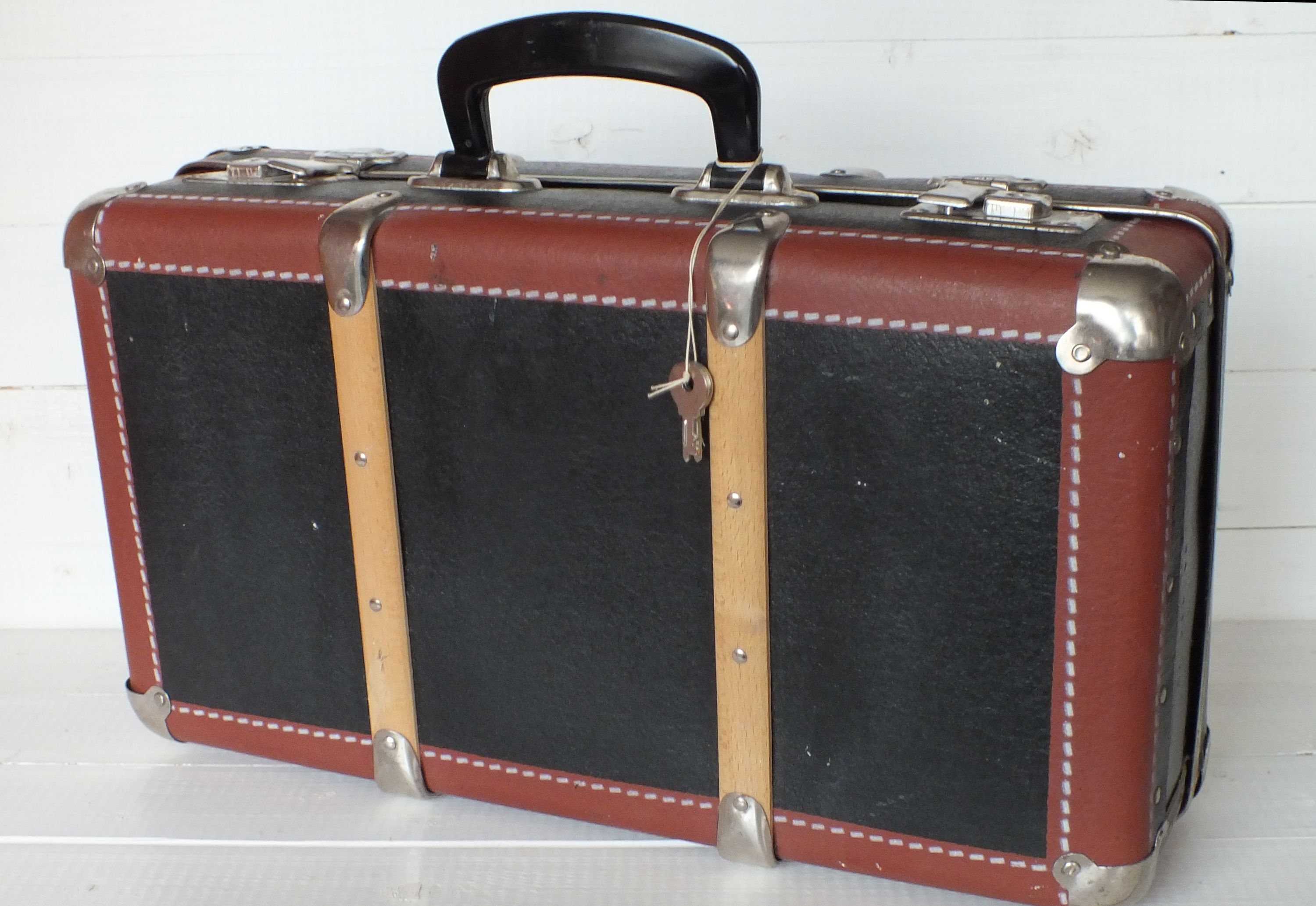 Kleinerer Vintage Koffer mit Schlüsseln Vintage Gepäck Vintage