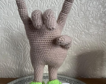 a novelty crochet hand PDF pattern with moveable fingers