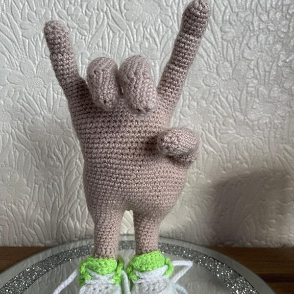 a novelty crochet hand PDF pattern with moveable fingers