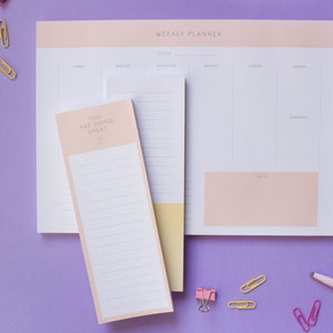 Set accessori da scrivania, planner settimanale formato a4 e blocchi note verticali, minimal rosa e giallo