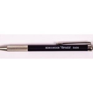 Op de afbeelding: Een zwarte mechanische potlood met een zilveren punt en een zilveren grip. Het potlood heeft de woorden "KOH-I-NOOR Versatil 5608" erop gedrukt.