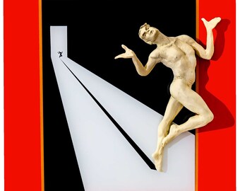Może przedstawiać: Biała rzeźba osoby z rozłożonymi ramionami, stojąca na białej ścieżce prowadzącej do drzwi. Ścieżka i drzwi znajdują się na czarnym tle. Rzeźba jest oprawiona w złotą i czerwoną ramę.