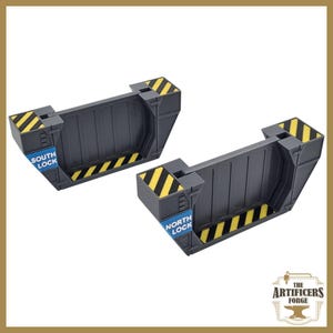 Op de afbeelding: Twee grijze, rechthoekige structuren met zwart-gele gevarenstrepen. Eén is gemarkeerd met "SOUTH LOCK" en de andere met "NORTH LOCK". De structuren hebben een verzonken interieur en maken waarschijnlijk deel uit van een grotere set. Het Artificers Forge-logo staat rechtsonder.