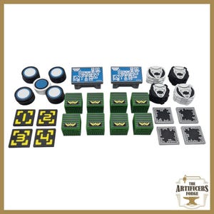 Może przedstawiać: Zbiór miniaturowych elementów do gry w różnych kształtach i kolorach. Zawiera niebiesko-białe okrągłe elementy, zielone kwadratowe pudełka ze stylizowanym 'W' oraz niebieskie prostokątne elementy z wzorem obwodu drukowanego.