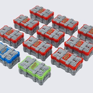Op de afbeelding: Tien kleine, rechthoekige dozen met een grijs en rood ontwerp. Elke doos heeft een gouden label met de tekst "START 7". Eén doos is groen.