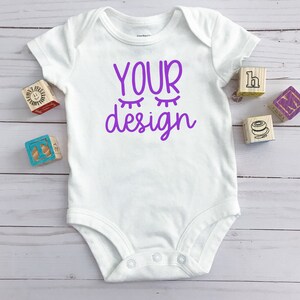 Blanc à manches courtes bébé snap T-shirt, votre design ici, maquette, recommandé par le short et les citrons pour les fichiers svg, bébé, Télécharger jpeg image 1