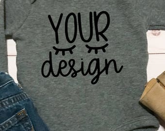 gris à manches longues bébé garçon T-shirt votre design ici, la maquette, la maquette, style photo, garçon, bébé, produit d’affichage, bottes, jeans, Télécharger jpeg