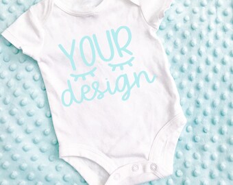 Pression de bébé blanc à manches courtes T-shirt, votre conception ici, recommandé par shorts et citrons pour fichiers svg, maquette, maquette, jpeg en téléchargement,