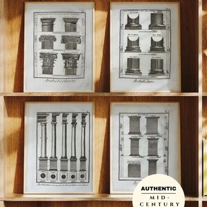 Peut inclure: Quatre tirages encadrés d'architecture sur une étagère en bois. Les tirages en noir et blanc représentent des modèles de colonnes classiques. Les tirages sont intitulés "Architecture" et font partie d'un "Authentic Mid-Century Art Set".