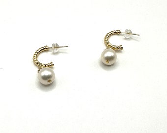 Half hoop pearl earring / Bridesmaid gift / Mother's Day gift / Vintage earrings / gift for her / Engagement gift / Minimalist pearl earring