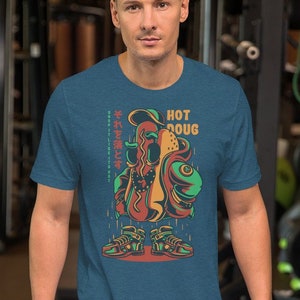 Hier ist Doug der Hot Dog. Er ist eine heiße Doug! Abgefahrener Comic! Bizarro Welt! Erstaunliche Cartoon-Stil-Kunst. Treffen Sie das Fleisch Kurzarm Unisex T-Shirt