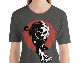 Knisternde rote Sonne mit atemberaubendem pirschendem Gepard, Leopard, Tiger Berglöwe, Puma Kurzarm Unisex T-Shirt