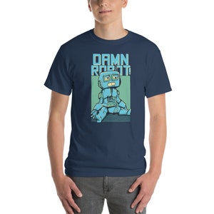 Peut inclure: Un t-shirt bleu marine avec un robot de dessin animé et le texte "DAMN ROBOT!" imprimé sur le devant.