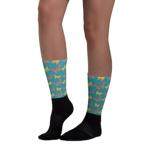 Bonitos calcetines vintage de mariposa con un aspecto retro