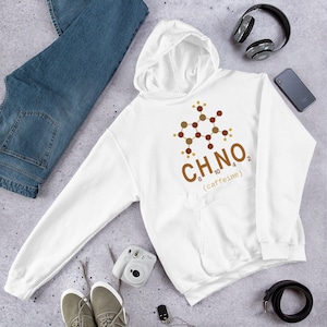 Könnte beinhalten: Weißer Hoodie mit einer braunen und orangen chemischen Strukturgrafik und dem Text "C8H10N4O2 (Koffein)"