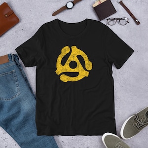 Könnte beinhalten: Ein schwarzes T-Shirt mit einem gelben Vintage-Schallplattenspieler-Symbol.