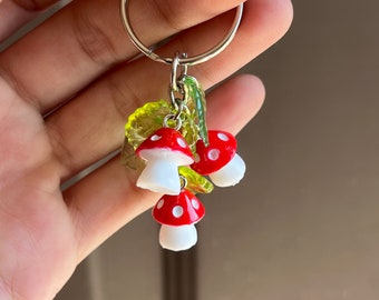 Llavero de hongo (¡hay más colores disponibles!) - Hecho a mano, dije para bolso, dije para monedero