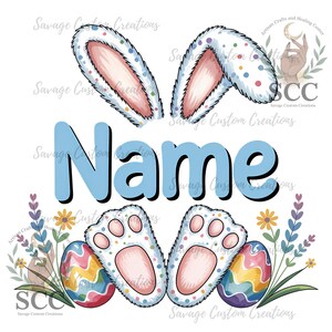 Puede incluir: Un diseño de orejas de conejo azul y blanco con una pancarta de nombre azul que dice "Name" y dos patas de conejo blancas con huellas de patas rosas. Las patas de conejo están rodeadas de huevos de Pascua coloridos y flores.