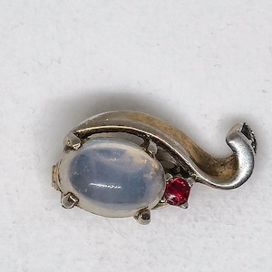 Pendiente de repuesto individual vintage Crown Trifari - Alfred Philippe Pat 142989 - Imitación de piedra lunar y rubí - Circa 1946