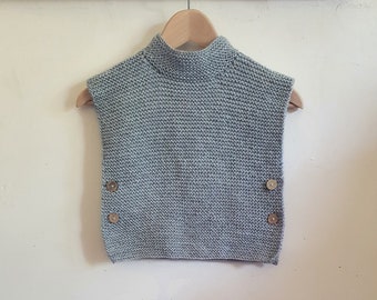UK 2yrs Children's knitted tunic / over vest. Grey.