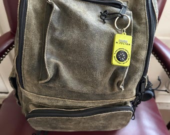 Mochila Wilson estilo retrô em couro camurça verde cáqui com efeito desgastado.