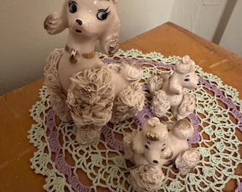 Grand caniche spaghetti rose vintage des années 1950 avec 2 petits bébés caniches spaghetti roses avec des reflets dorés.