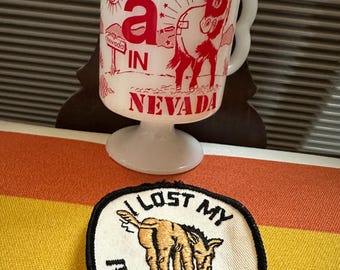 Taza de café y parche termoadhesivo estilo años 70 con la frase "Perdí mi trasero en Las Vegas".