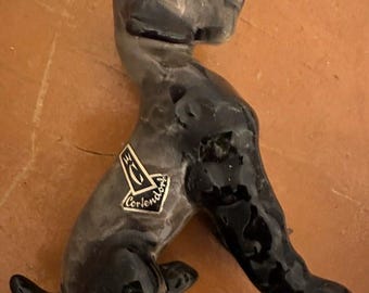 Caniche francés de porcelana Goebel, de la década de 1960, procedente de Alemania Occidental. Negro con reflejos grises.