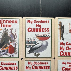 Puede incluir: Un conjunto de tarjetas publicitarias vintage de Guinness. Las tarjetas presentan ilustraciones con texto como "Guinness Time" y "My Goodness My Guinness". Las im&aacute;genes incluyen una escena navide&ntilde;a, un pel&iacute;cano y otros dise&ntilde;os caprichosos.