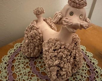 Encantador caniche rosa de porcelana vintage de los años 50. NAPCO B en la pata inferior.