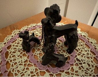 Statuetta vintage in porcellana degli anni '50, stile Mid-Modern Century: barboncini neri - la mamma con i due cuccioli uniti da catene. Prodotta in Giappone.