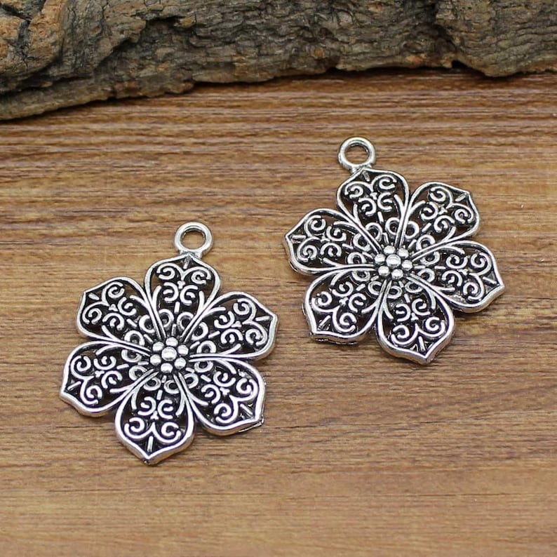 Daisy Charms 18x15mm 25pcs Silver tone Daisy flower Charms Pendants