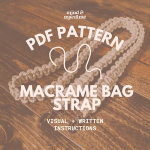 Peut inclure: Patron PDF pour une bandoulière de sac en macramé. Le patron comprend des instructions visuelles et écrites. L'image montre une bandoulière en macramé beige sur une surface en bois.