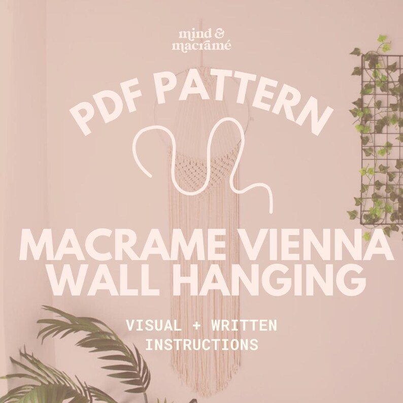 Op de afbeelding: Een PDF-patroon voor een Macrame Vienna Wall Hanging wordt getoond tegen een lichtroze achtergrond. De tekst bevat "PDF PATTERN" en "MACRAME VIENNA WALL HANGING". De afbeelding vermeldt ook "VISUAL + WRITTEN INSTRUCTIONS". Een macram&eacute; wandkleed is zichtbaar.