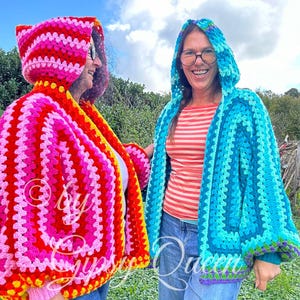 Op de afbeelding: Twee vrouwen dragen kleurrijke, gehaakte hooded tops. De top aan de linkerkant is gestreept in roze, rood, oranje en geel. De top aan de rechterkant is blauw met groene en paarse versieringen.
